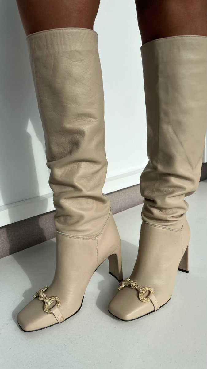 BOTA ALTA BEGE COM DETALHE DOURADO RINASCIMENTO - Image 3
