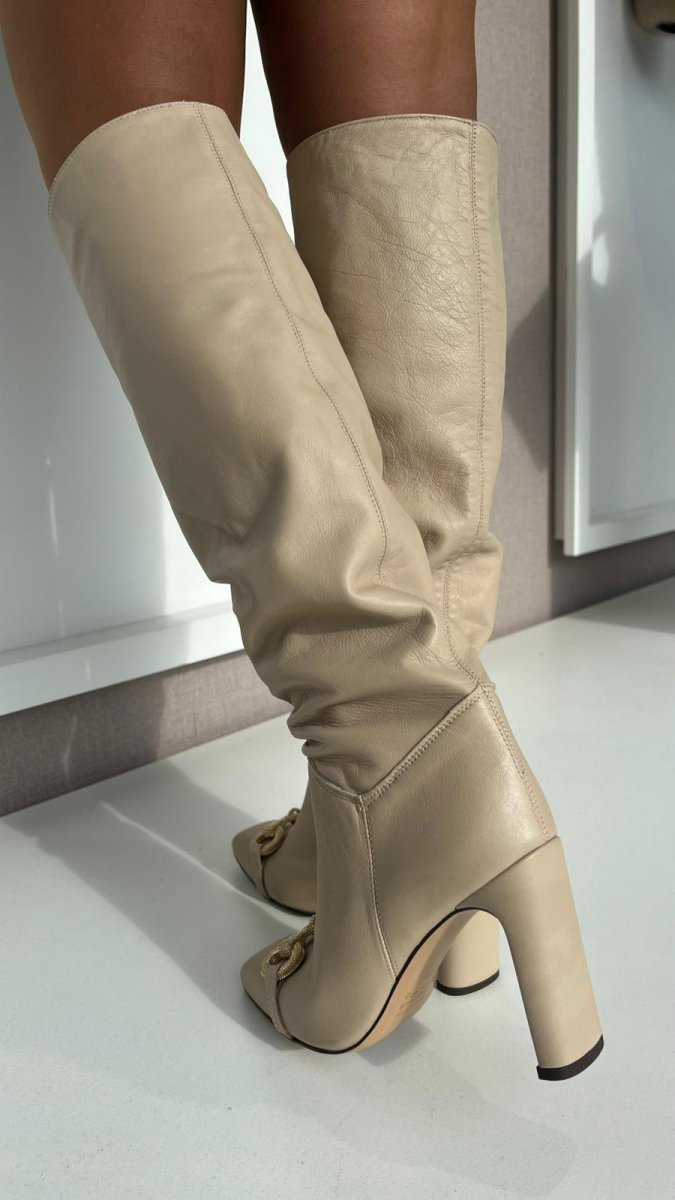 BOTA ALTA BEGE COM DETALHE DOURADO RINASCIMENTO - Image 4
